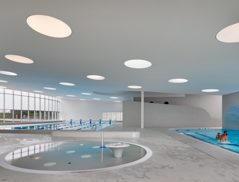 Swimming pool complex in Fondettes by Dominique Coulon & associés. Photograph by Eugeni Pons