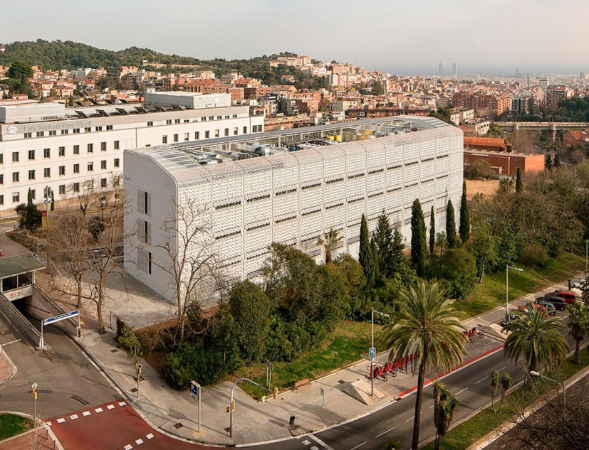 Edificio Uci-Covid por PMMT Arquitectura. Fotografía por Del Río Bani