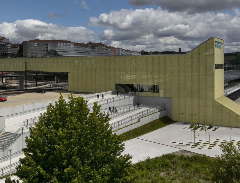 Pasarela Peatonal, Plaza Clara Campoamor y futura Nueva Estación del AVE por Estudio Herreros. Fotografía por Juan Juan Rodríguez