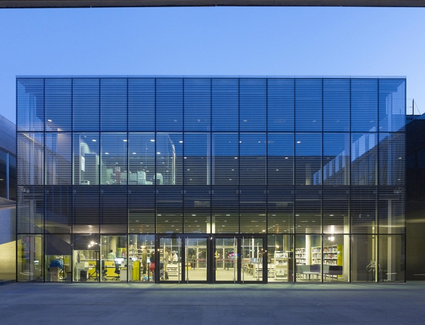 Vista del volumen de cristal. Espacio Miguel Delibes en Alcobendas por Rafael de La-Hoz. Fotografía © Alfonso Quiroga