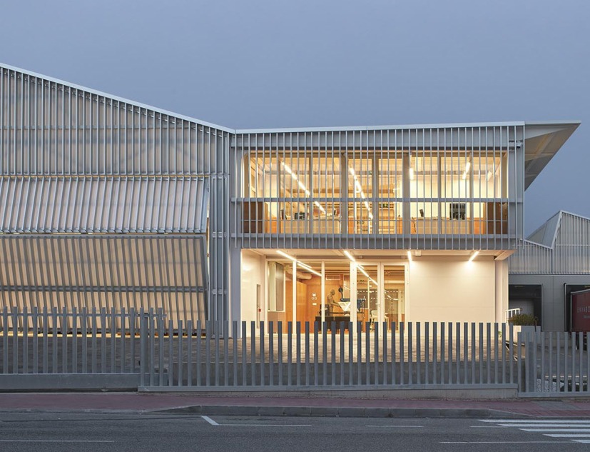 Envabox Factory and Office Expansion by Estudio Alberto Burgos. Photograph by Mariela Apollonio