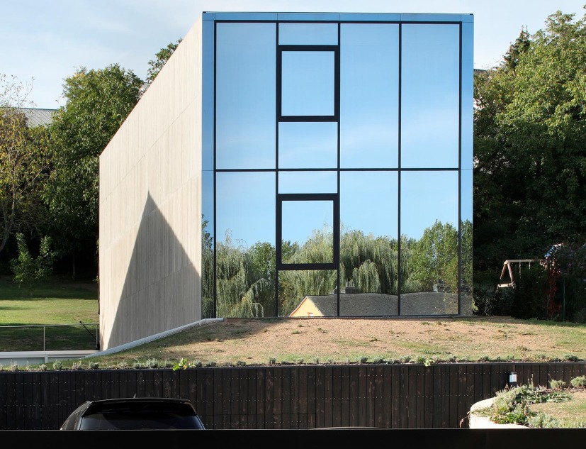 Hercule, single-family house by 2001. Photograph by Maxime Delvaux