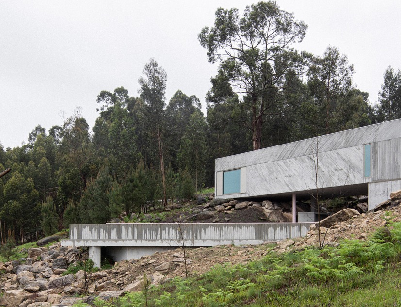 «Casa no Tâmega» por Hugo Ferreira + Nuno Melo Sousa. Fotografía por José Campos