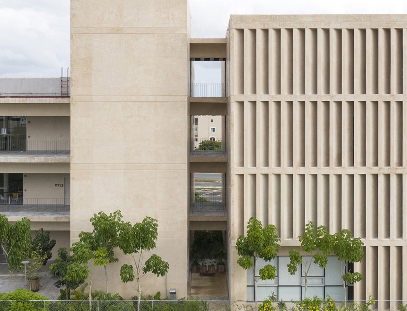 Escuela Bancaria y Comercial, EBC Campus Mérida por IUA Ignacio Urquiza Arquitectos. Fotografía por Estudio Urquiza (Ignacio Urquiza)