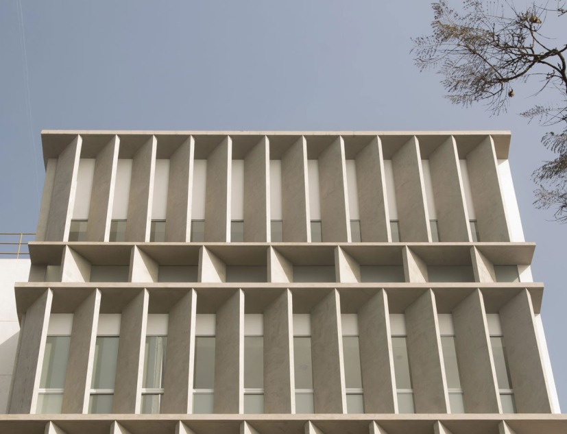 Celosía de hormigón. Edificio Atenea. Fotografía por K+M Arquitectos y Urbanismo