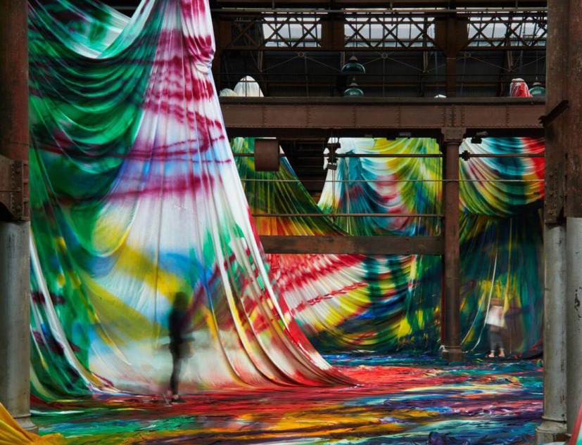 The Horse Trotted Another Couple Of Metres, Then It Stopped, 2018. Acrílico en tela, 1,000x4,600x1,500 cm. Sidney, Australia. Fotografía por Zan Wimberley, imagen cortesía de Carriageworks - Sydney Festival  The Horse Trotted Another Couple Of Metres, Then It Stopped, 2018. Acrílico en tela, 1,000x4,600x1,500 cm. Sidney, Australia. Fotografía por Zan Wimberley, imagen cortesía de Carriageworks - Sydney Festival