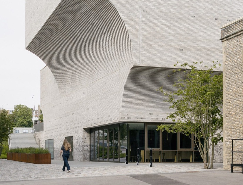 Centro de artes escénicas de Brighton College por KRFT y NHA. Fotografía por Stijn Bollaert