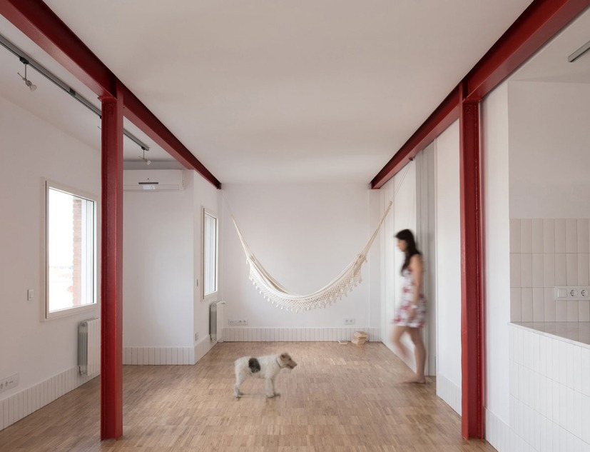 Two red beams to renovate an apartment by La Troupe. Photograph by Jorge López Sacristán