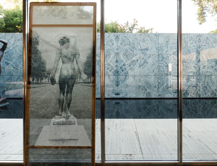 “Lo más sencillo es lo más difícil de hacer” de Laercio Redondo. Intervención artística en el Pabellón Mies van der Rohe, Barcelona. Fotografía por Anna Mas