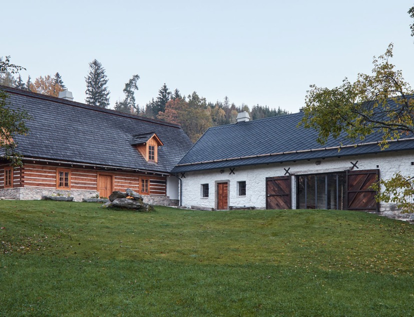 Reconstrucción de una casa de campo en la región Sur de Bohemia. Dos casas, ciervos y árboles por Lenka Míková. Fotografía © BoysPlayNice