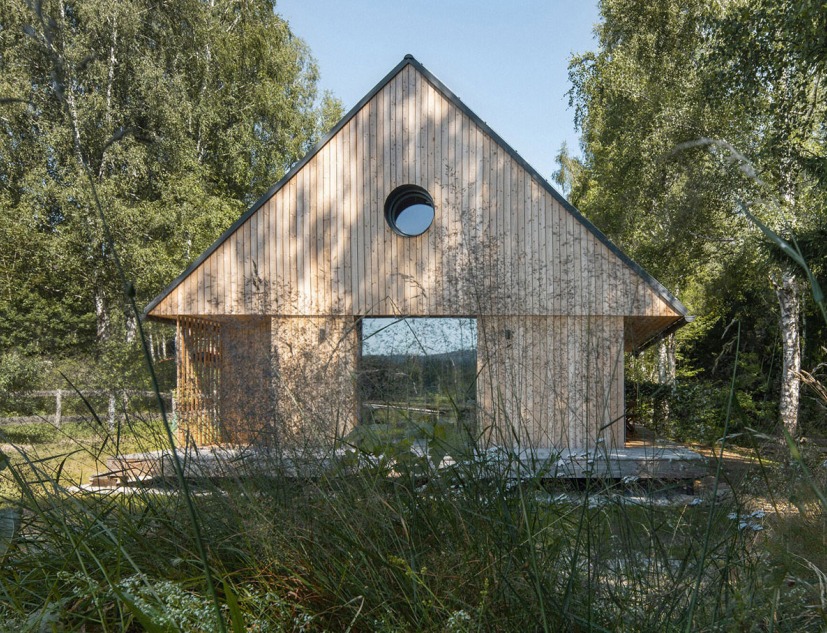 Cabaña a orillas del lago Lipno por Les Archinautes. Fotografía por Petr Polák