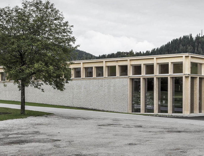 Vista exterior. LP architektur ganan el premio "best architects 18 award" en la categoría de edificios comerciales/industriales por el MPREIS St. Martin. Fotografía © Albrecht Imanuel Schnabel