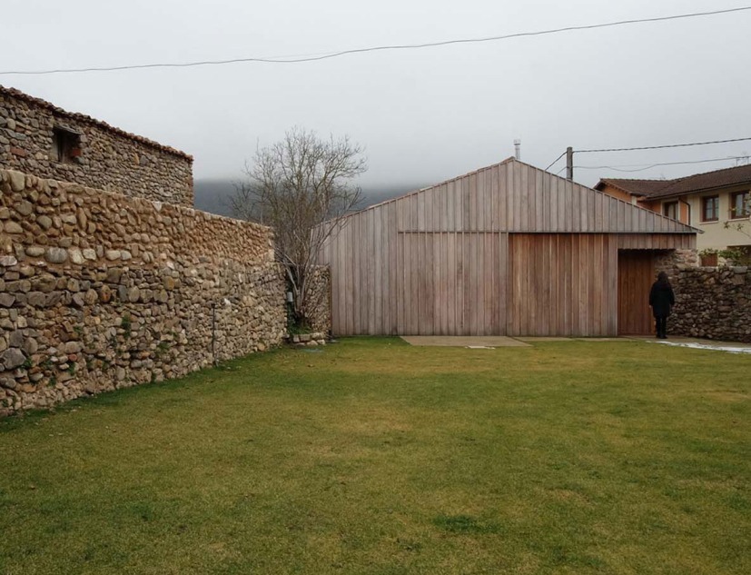 Transformation of an old tooTransformación de antiguo almacén de aperos en vivienda rural por MAAV. Fotografía por Guillermo Avanzini Alcibarl warehouse into a rural house by MAAV. Photograph by Guillermo Avanzini Alcibar 
