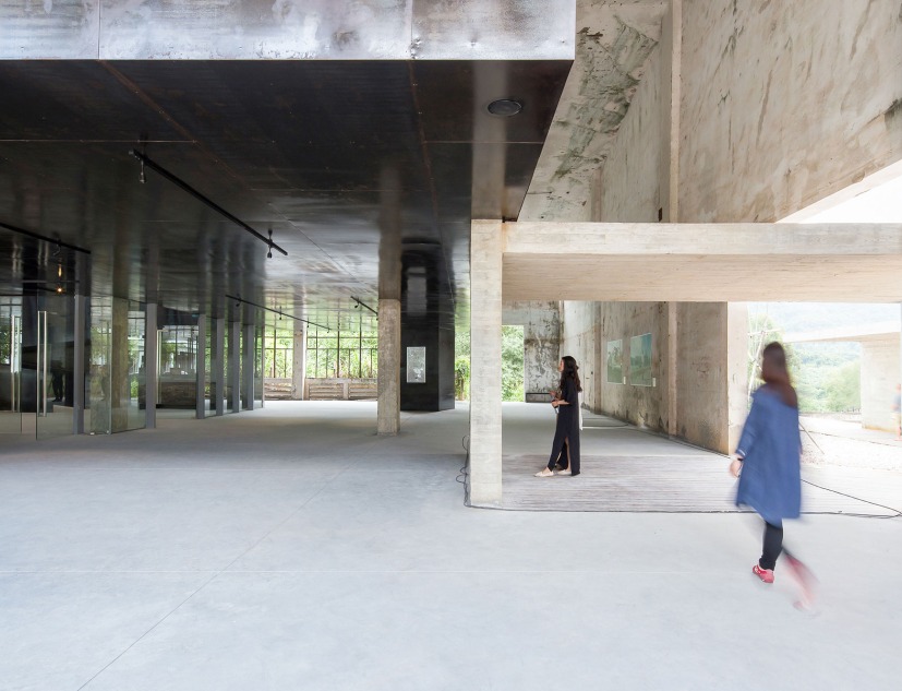 Acceso a la fábrica. MAG Museum por O-office Architects. Fotografía © Chaos.Z