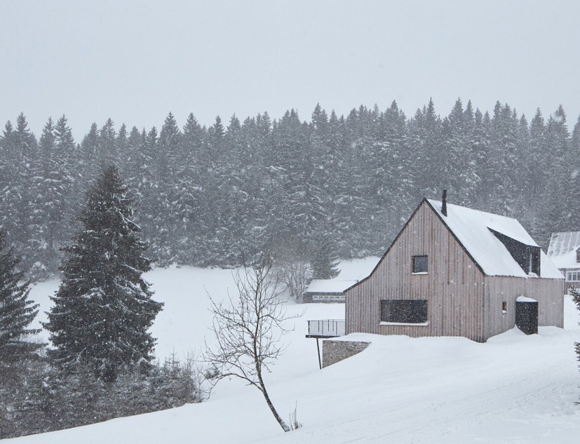 Casa familiar Dolní Malá Úpa por mar.s architects. Fotografía por BoysPlayNice
