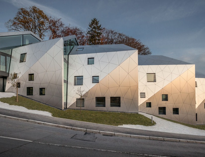 Residential Building with 15 Units by Metaform Architects. Image © Steve Troes Fotodesign