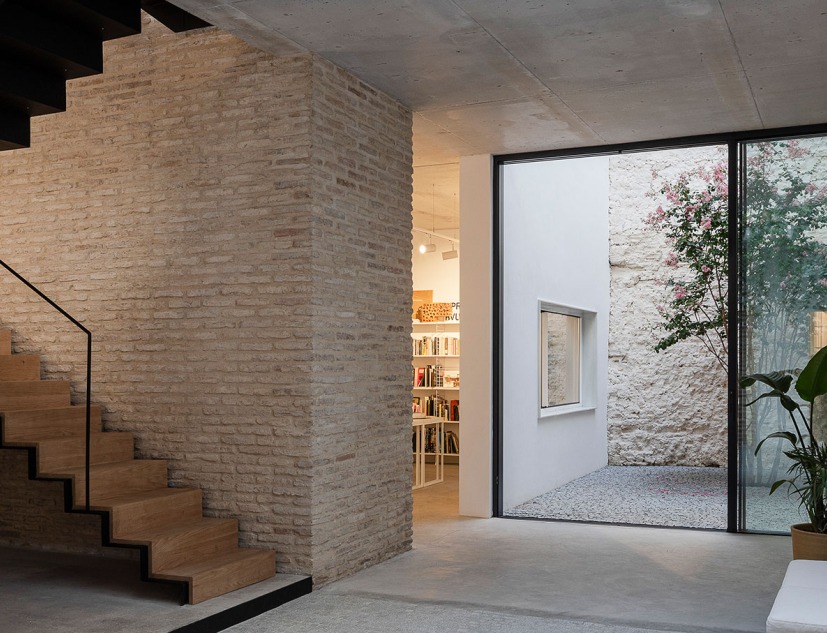 A patio for a Jupiter by MM16. Photography by Fernando Alda