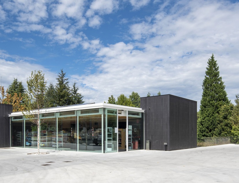 "A Ramallosa" Service Center by MRM arquitectos + AVG. Photograph by Héctor Santos-Díez