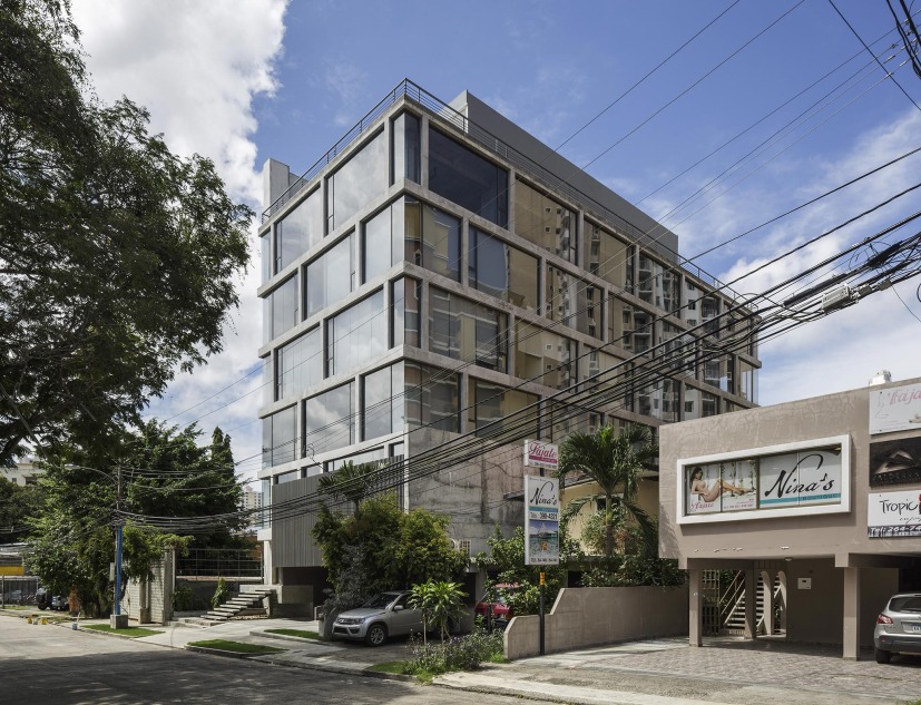 Office building in Panamá City by Ventura y Asociados Architects. Photograph © Fernando Aldá