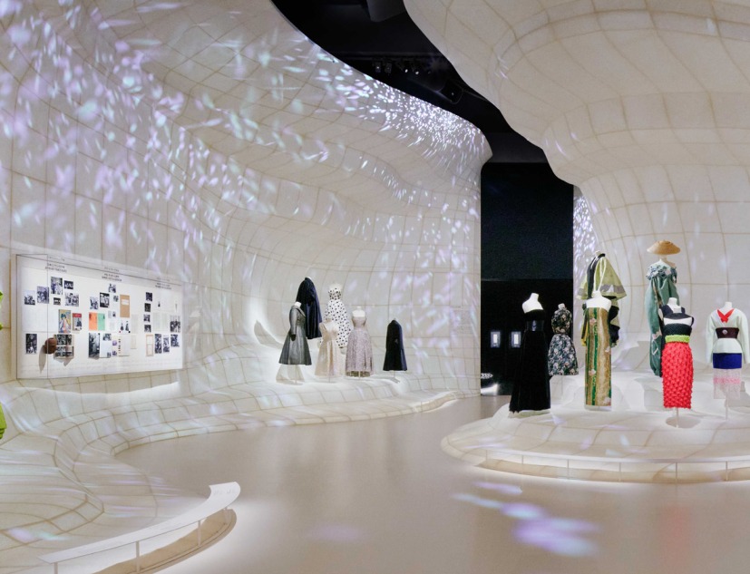 Christian Dior: Designer of Dreams by OMA opens in Tokyo. Fotografía por Daici Ano / Imagen cortesía de Dior
