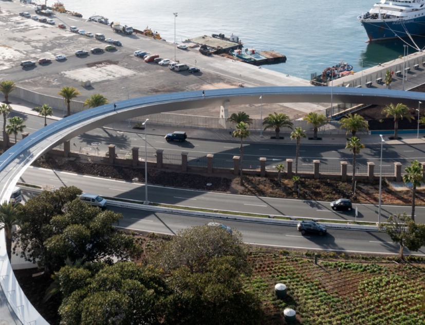Pasarela Onda Atlántica by Onda Arquitectura. Photograph by Iwan Baan.