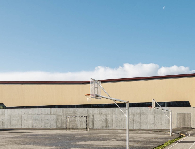 Sports pavilion of the Eça de Queirós Secondary School by Oval. Photograph by Ivo Tavares Studio