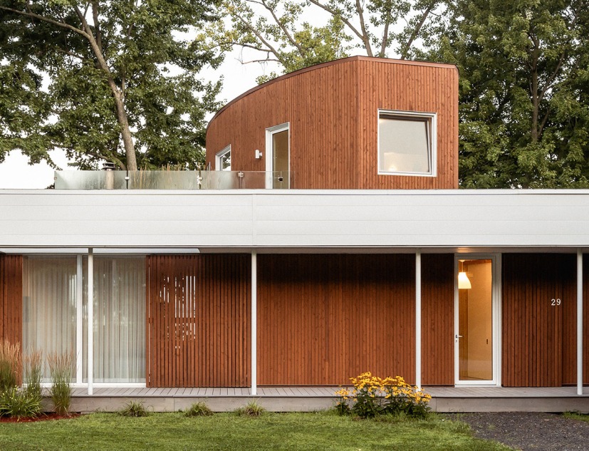 House in Oka by Paul Bernier Architecte. Photograph by Raphaël Thibodeau