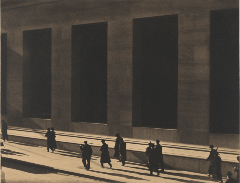 Wall Street, Nueva York, 1915.Copia a la gelatina de plata.Philadelphia Museum of Art, Filadelfia. The Paul Strand Collection, adquirida con fondos aportados por Lois G. Brodsky y Julian A. Brodsky, 2014-8-39© Aperture Foundation Inc., Paul Strand Archive