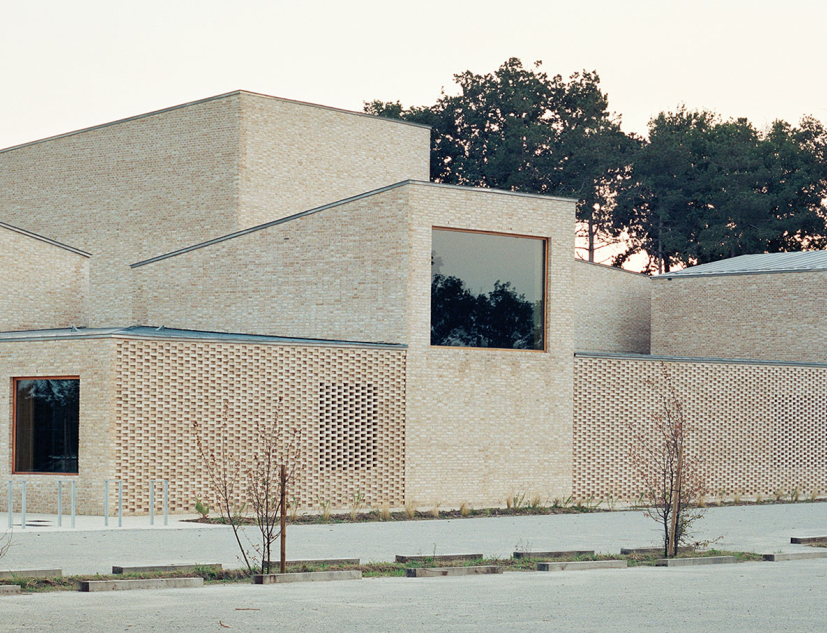 Pierres Blanches Cultural center by RAUM architects. Photograph by © Audrey Cerdan.