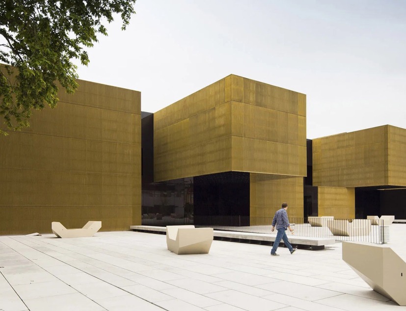 Plaza de acceso. Plataforma de las Artes y la Creatividad por Pitágoras. Fotografía por João Morgado﻿