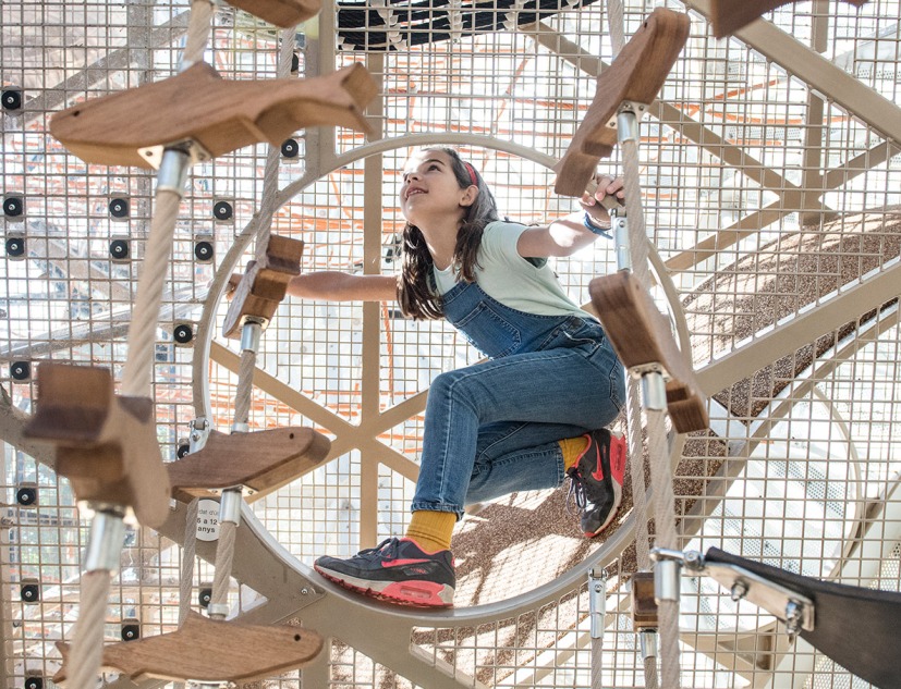 Área de juego Balena en el Parque Central de Nou Barris por Queralt Suau. Fotografía por Txema Salvans