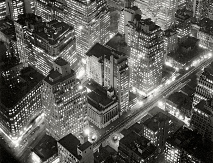 Berenice Abbott. Vista aérea de Nueva York de noche, 20 de marzo de 1936. 58,4 × 45,7 cm. Centro Internacional de Fotografía, Regalo de Daniel, Richard y Jonathan. Logan, 1984 (786.1984). © Getty Images/Berenice Abbott