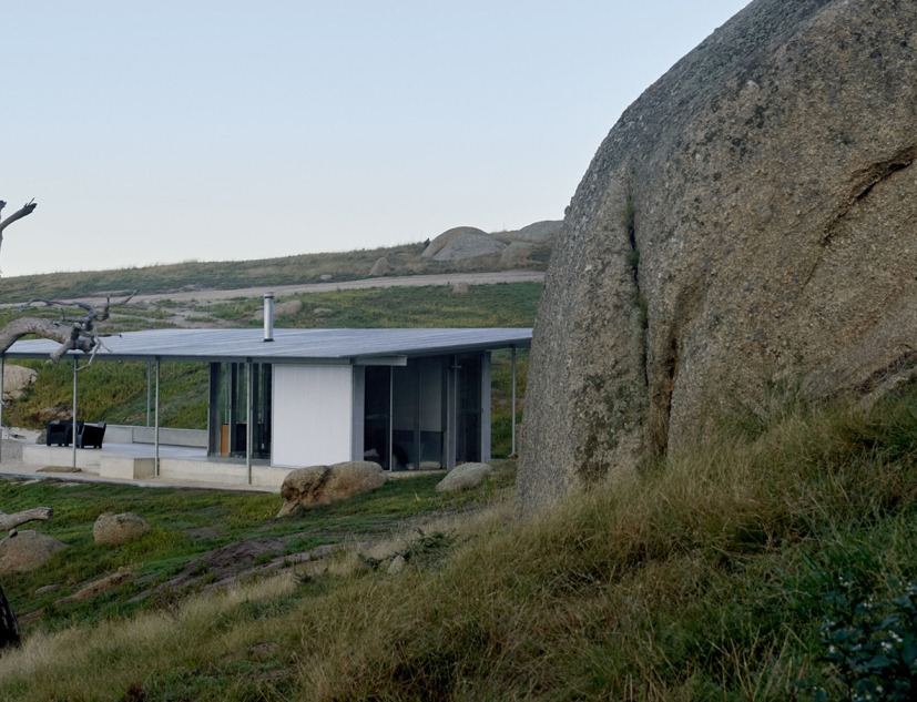 Cabaña en las rocas por Sean Godsell Architects. Fotografía por Earl Carter