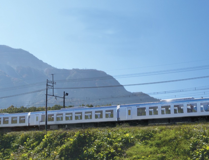 Tren Laview por Kazuyo Sejima. Fotografía por Laview de Seibu Railway