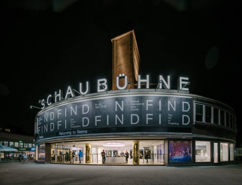 Renovación de la zona de recepción del Schaubühne Berlín by Barkow Leibinger. Fotografía por Simon Menges
