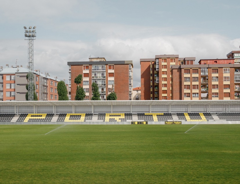 Grandstand in La Florida soccer pitch in Portugalete by TAPER. Photograph by Aitor Estévez