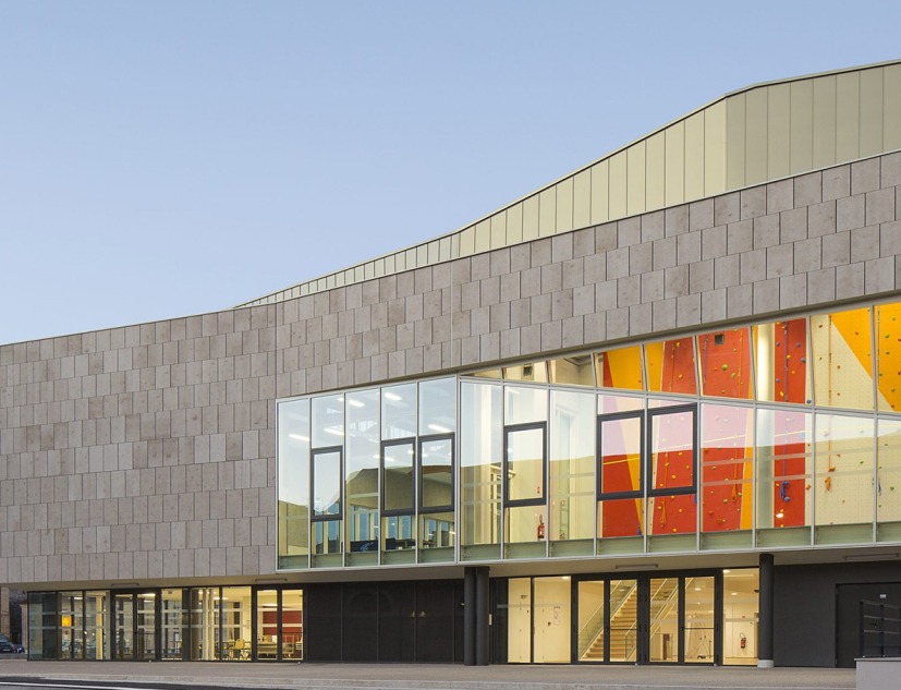 Centro Deportivo Pierre Talagrand por TNA Architectes. Fotografía por Paul Kozlowski