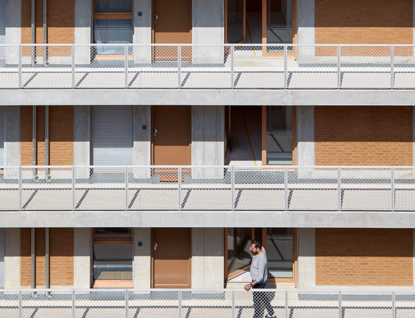 Mud brick residential building by TOA architectes associés. Photograph by Frédéric Delangle