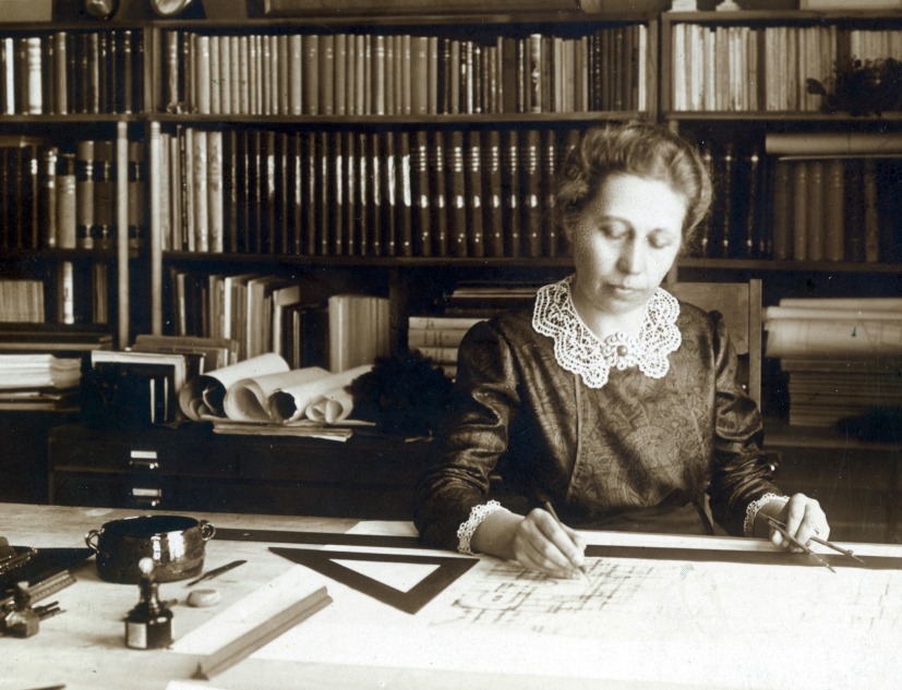 Wivi Lönn en el estudio de su casa en Jyväskylä, 1915. Imagen cortesía del Museo de Finlandia Central.