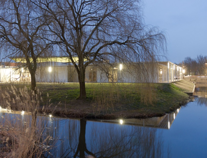 Vista nocturna de Kulturhus De Nieuwhof por JDWA. Fotografía © JDWA – Johan De Wachter Architects