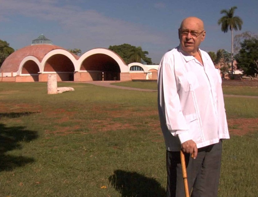 Ricardo Porro, en 2007 en La Habana, en la Escuela de Artes Plásticas, que diseñó en 1961. Imagen © "Unfinished Spaces", de Alysa Nahmias y Benjamin Murray