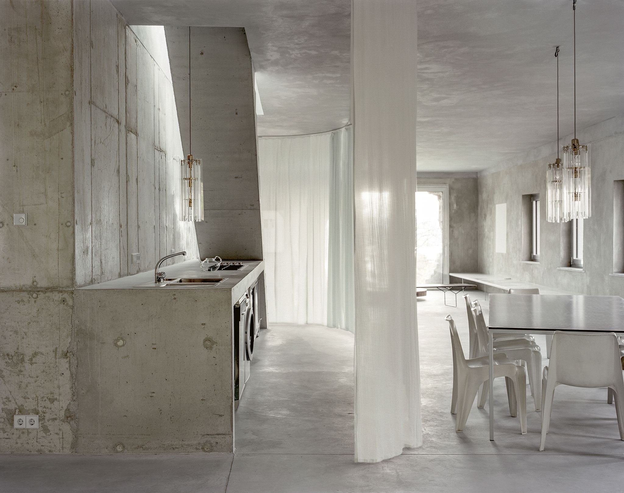 Antivilla por Brandlhuber + Emde, Burlon. Fotografía por Erica Overmeer.