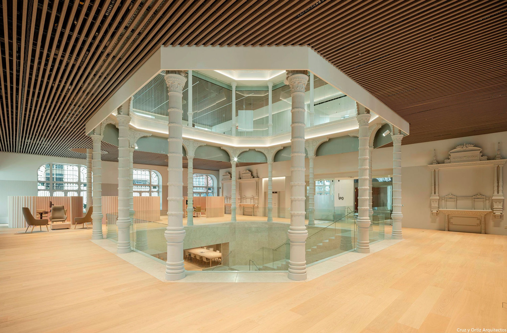 Oficinas para Banco Santander por Cruz y Ortiz Arquitectos. Fotografía por Fernando Alda Oficinas para Banco Santander por Cruz y Ortiz Arquitectos. Fotografía por Fernando Alda