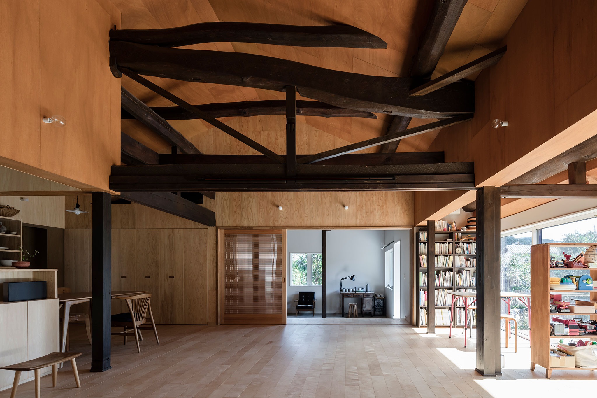 Transformación de una Minka en una casa-taller por Raumus. Fotografía por Norihito Yamauchi Transformación de una Minka en una casa-taller por Raumus. Fotografía por Norihito Yamauchi