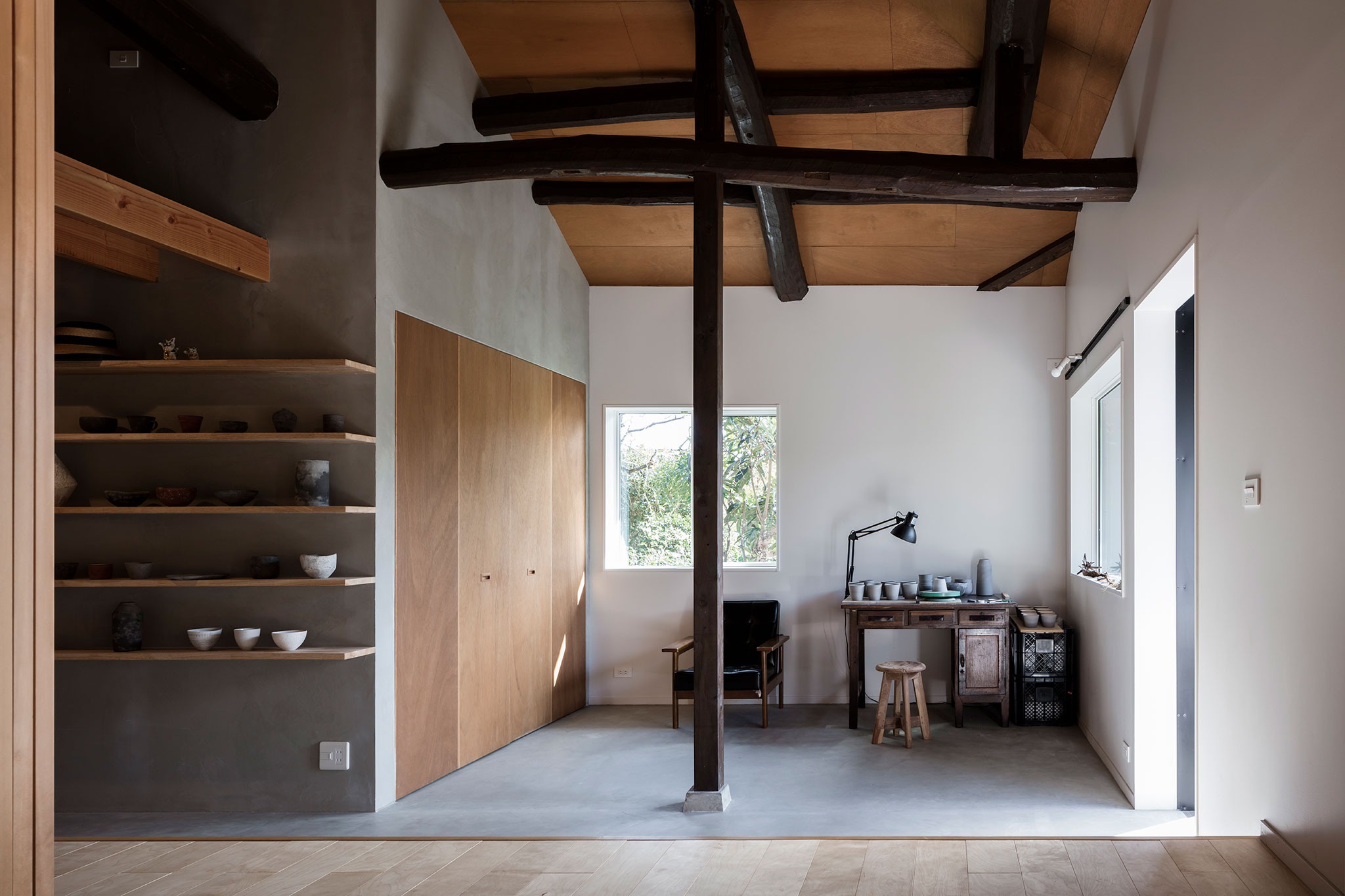 Transformación de una Minka en una casa-taller por Raumus. Fotografía por Norihito Yamauchi Transformación de una Minka en una casa-taller por Raumus. Fotografía por Norihito Yamauchi