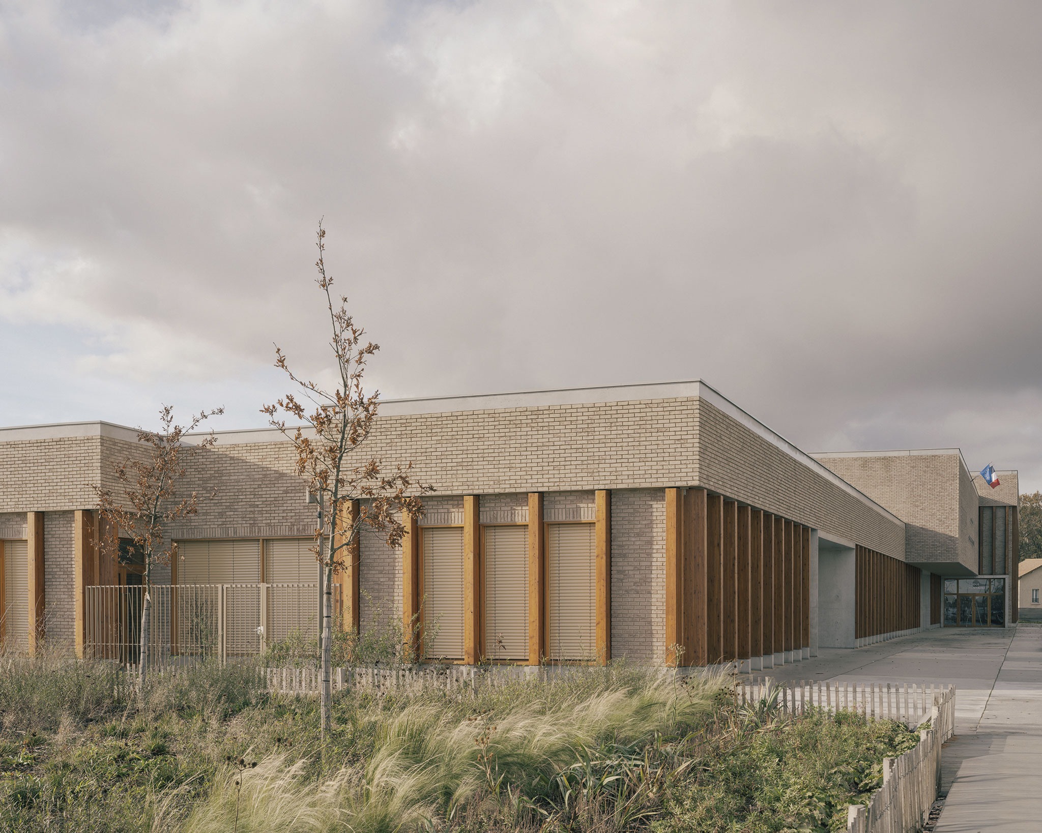 "Claudie Haigneré" School Group by Vallet de Martinis Architectes. Photograph by Charly Broyez "Claudie Haigneré" School Group by Vallet de Martinis Architectes. Photograph by Charly Broyez