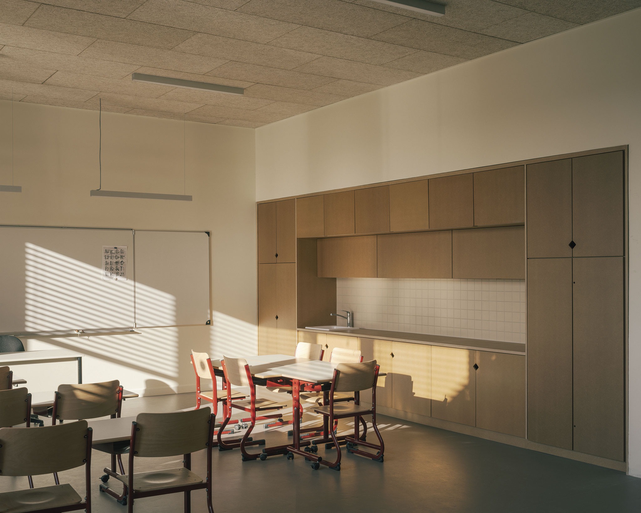 "Claudie Haigneré" School Group by Vallet de Martinis Architectes. Photograph by Charly Broyez "Claudie Haigneré" School Group by Vallet de Martinis Architectes. Photograph by Charly Broyez