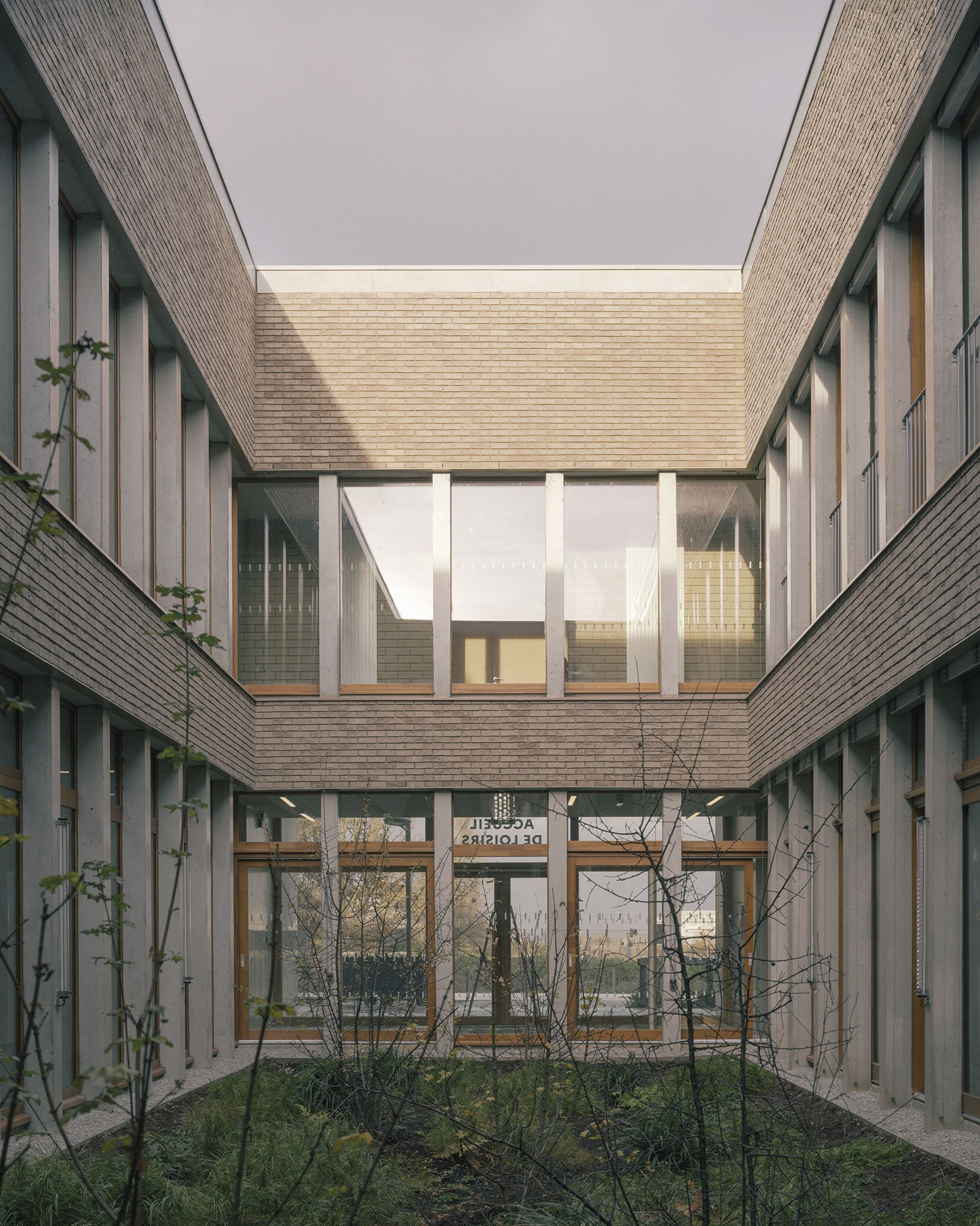 "Claudie Haigneré" School Group by Vallet de Martinis Architectes. Photograph by Charly Broyez "Claudie Haigneré" School Group by Vallet de Martinis Architectes. Photograph by Charly Broyez