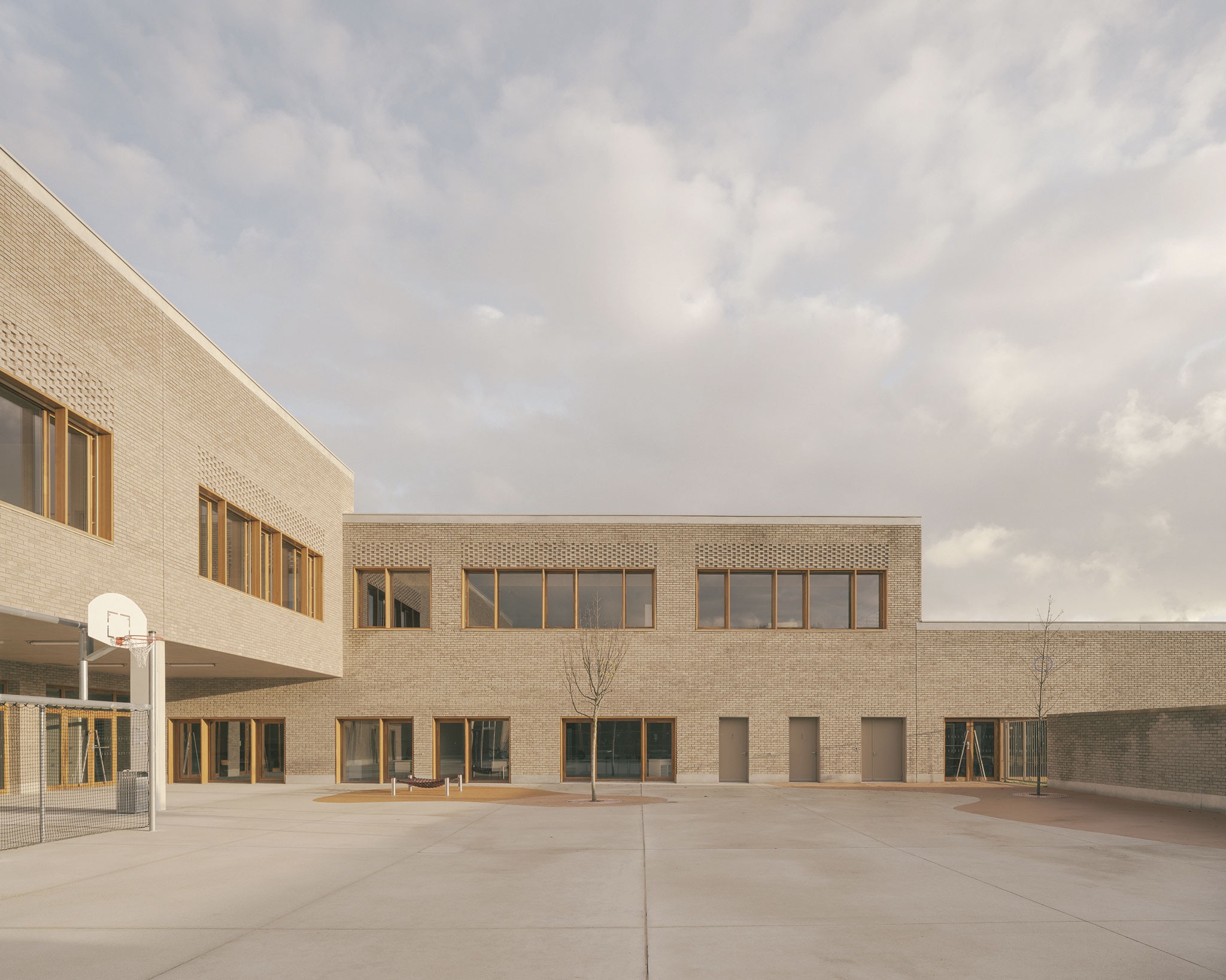 "Claudie Haigneré" School Group by Vallet de Martinis Architectes. Photograph by Charly Broyez "Claudie Haigneré" School Group by Vallet de Martinis Architectes. Photograph by Charly Broyez
