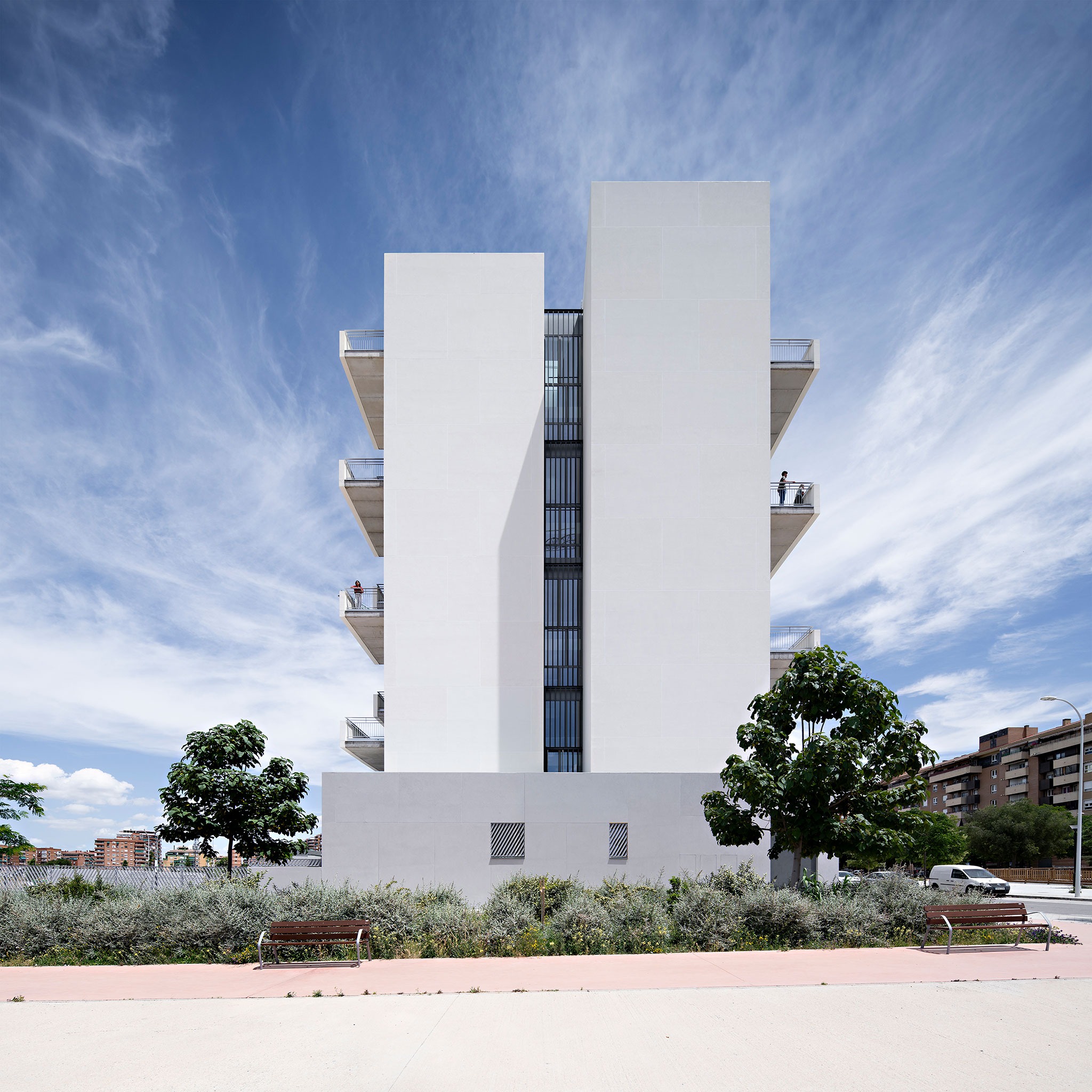 Edificio Residencial Alborada en Granada por Alejandro Muñoz Miranda. Fotografía por Javier Callejas Sevilla. Edificio Residencial Alborada en Granada por Alejandro Muñoz Miranda. Fotografía por Javier Callejas Sevilla.
